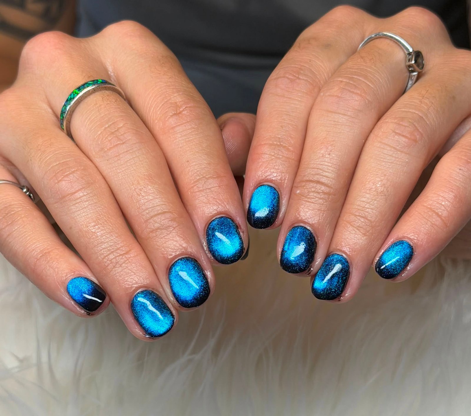 Blue-black holographic cat-eye gel manicure