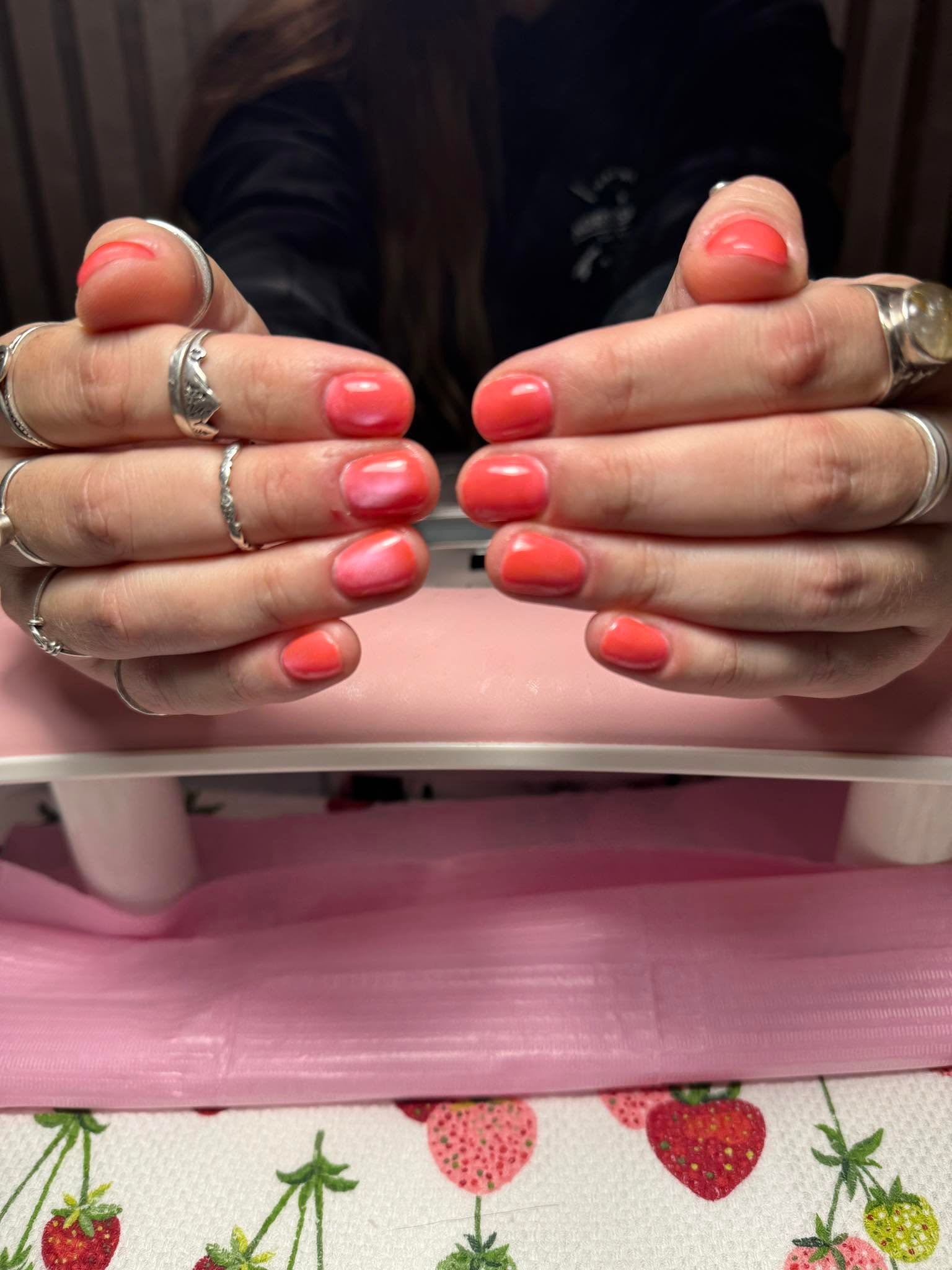 Coral glossy round nails